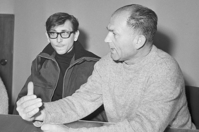 Bohumil Hrabal a režisér filmu "Ostře sledované vlaky" Jiří Menzel (vlevo) při diskuzi s novináři ve Filmovém klubu v Praze v roce 1966.