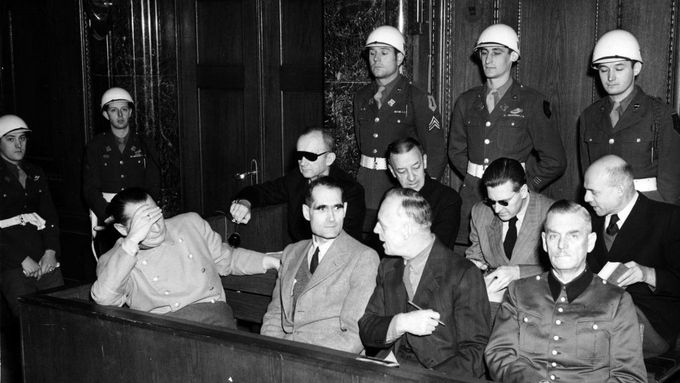 Snímek z Norimberských procesů. Rudolf Hess na druhém místě zleva.