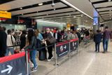 Hlad po zaměstnancích trápí i další letiště v Evropě. Chaos a zástupy čekajících lidí v těchto dnech kromě Amsterdamu pohltily hlavně britská letiště, třeba Heathrow (na snímku) nebo Gatwick.