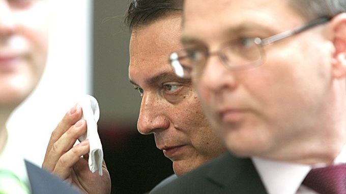 Politiky čekají při vyjednávání o rozpočtu horké chvilky. Na snímku zástupci ČSSD, uprostřed šéf strany Jiří Paroubek.