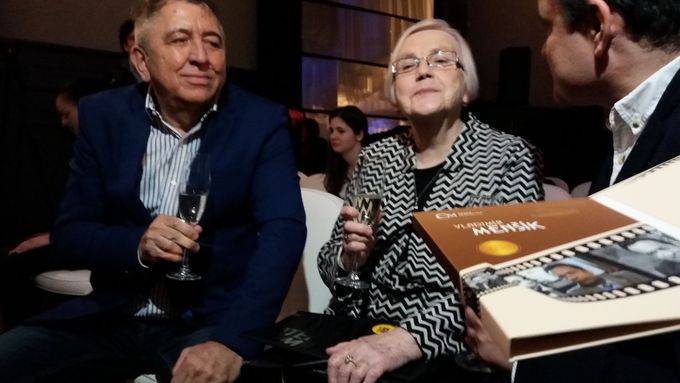 Na tiskové konferenci k Febiofestu byly předány zlaté medaile s portrétem Vladimíra Menšíka, které převzaly jeho dcera Martina a manželka Olga.