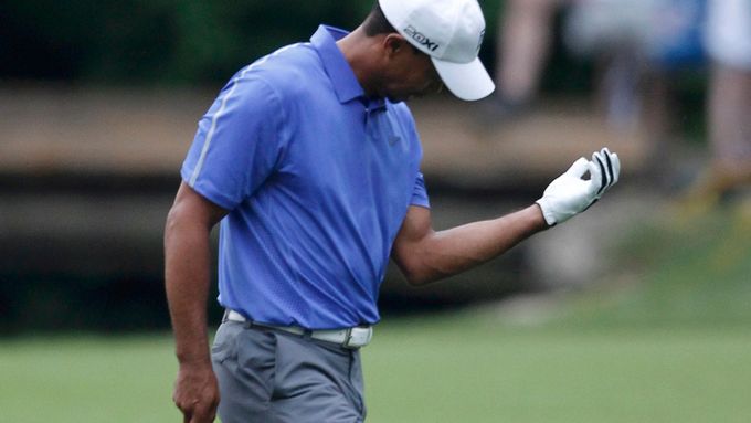 Tiger Woods si na US Open prohlíží bolavé zápěstí