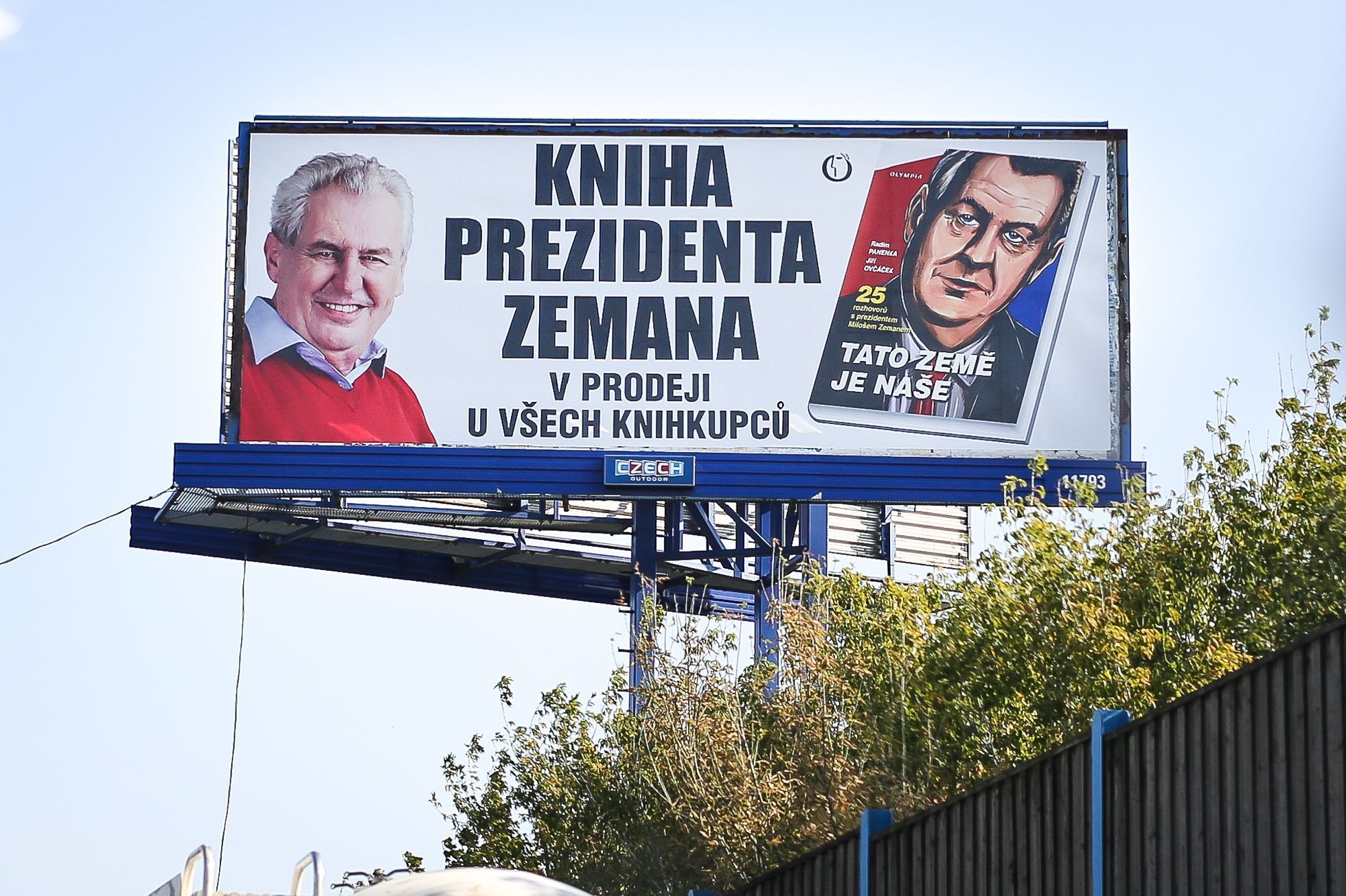 Billboard se Zemanem a jeho knihou při příjezdu do Prahy