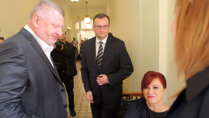 Ivo Rittig, Petr Nečas a Jana Nečasová u soudu.