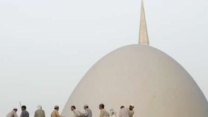 Věřící muslimové sedí u mešity v pákistánském Islámábádu.