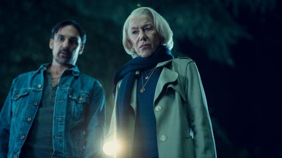 Helen Mirrenová a Henry Lloyd-Hughes ve filmu Čtvrteční klub amatérských detektivů (2025).