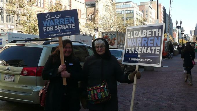 Lore Jonesová (vlevo) a Shirley Kresselová před volební místností.
