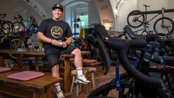 Kolo, káva, dort. U Prahy vznikl ráj, kde vedle kávovaru opravují a staví kola