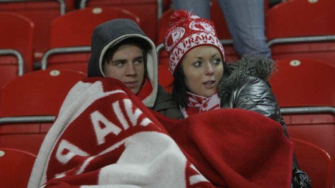 Fanoušci Slavia schoulení na tribunách jak jejich tým na konci tabulky