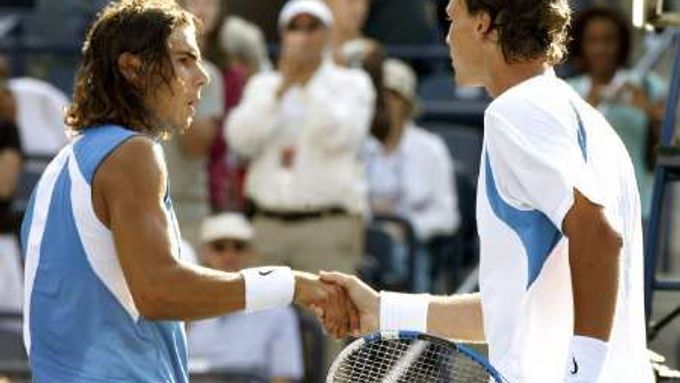 Rafael Nadal (vlevo) si podává ruku se svým přemožitelem Tomášem Berdychem.