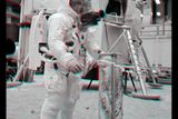 Před letem bylo nutné se dostatečně připravit na různé situace, které mohly ve vesmíru nastat. Na tomto snímku zkouší Neil Armstrong kameru.