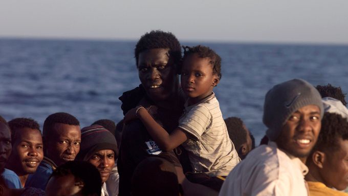 Uprchlíci na lodi ve Středozemním moři.