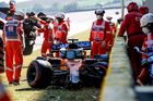 Rozbitý McLaren Carlose Sainze juniora po kolizi při restartu VC Toskánska 2020
