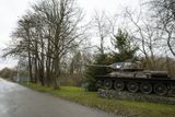 Při vjezdu na vojenskou základnu v Přáslavicích na návštěvníka míří stařičký tank T-34.
