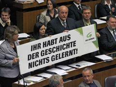 "Z historie jste se nic nenaučili," hlásá transparent rakouských zelených proti zvolení člena FPÖ do čela parlamentu