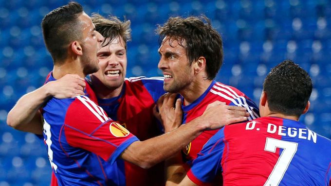 Fotbalisté Basileje slaví jeden ze tří gólů v síti Valencie.
