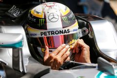 Hamilton taktickým úskokem proti Rosbergovi rozlítil Mercedes. Padají slova o vyhazovu