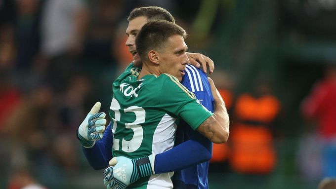 Hráči Bohemians Milan Kocič a brankář Tomáš Fryšták měli po utkání s Teplicemi důvod k radosti