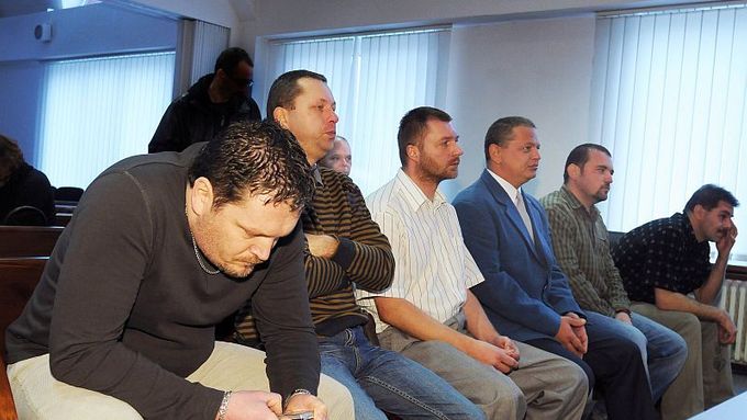 Z jedenácti obžalovaných přišli ve středu k soudu jen dva. Tomáš Omelka a Dalibor Rada, který sedí uprostřed v bílé košili. Figuruje ve většině případů