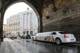V centru Prahy je mimo jiné zakázáno šíření reklamy "realizované dopravními prostředky tak, že automobily, přívěsy apod. jsou umístěné na veřejně přístupném místě právě za účelem šíření reklamy nebo jejich hlavním účelem jízdy je šíření reklamy". (Prašná brána)