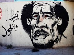 Graffiti karikující Muammara Kaddáfího na ulici v Benghází. Donedávna nemyslitelné.