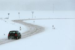 České hory zasypal sníh. Na silnicích se objevuje náledí a ledovka, řidiči museli čekat na sypače