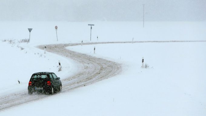 Většina cest je sjízdná, po chemickém ošetření jen mokrá. Pozor by si řidiči měli dát v horských oblastech, kde může být vrstva uježděného sněhu. (Ilustrační foto)