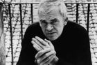 Kundera oficiálně vydává v češtině román Život je jinde. Mám radost, že vychází v Česku, napsal