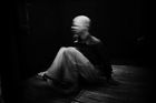 Michał Szalast v Tanzanii dokumentoval životy afrických albínů. "Světlo je život, tma je smrt. Tato jednoduchá tvrzení se zdají univerzální a nesporná. Ovšem pro ně to neplatí," říká polský fotograf, jehož snímky jsou momentálně k vidění na výstavě Albíni v opavském Kulturně-uměleckém prostoru KUPE.