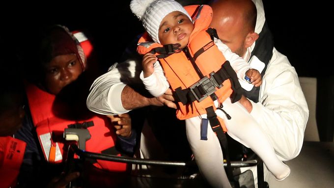 Dítě zachráněné z člunu ve Středozemním moři.
