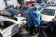 Opilý a nahý řidič naboural 17 aut včetně čtyř policie