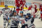 33. kolo hokejové Tipsport extraligy, Vítkovice - Třinec: Daniel Kurovský (43) a vítkovičtí hokejisté se radují z gólu na 2:3