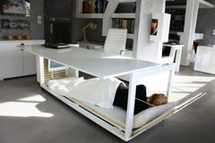 Šlofík v práci. Holanďanka navrhla stůl, ve kterém se zaměstnanec může prospat