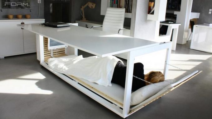 Stůl, který je určený pro práci a odpočinek, vynalezla Nancy Leivaditou ze studia NL.