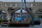 Bourání středověkého mostu v belgickém Tournai