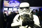 Foto: Davy fanoušků Star Wars zaplnily o půlnoci česká kina. V sálech zářily světelné meče i masky