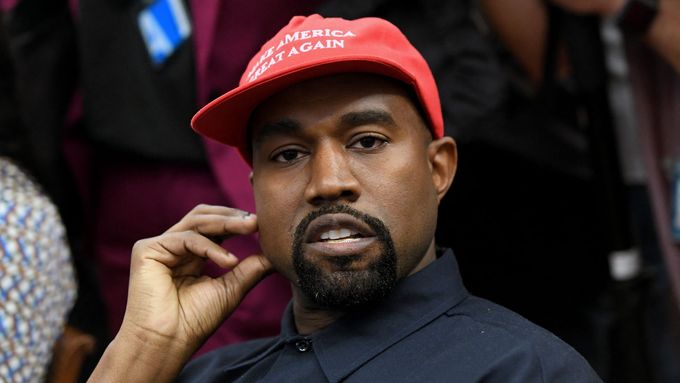 Americký zpěvák Kanye West s charakteristickou červenou čepicí ještě v době, kdy podporoval Donalda Trumpa.