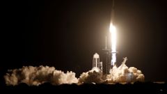 Raketa Falcon 9 společnosti SpaceX startuje k ISS.