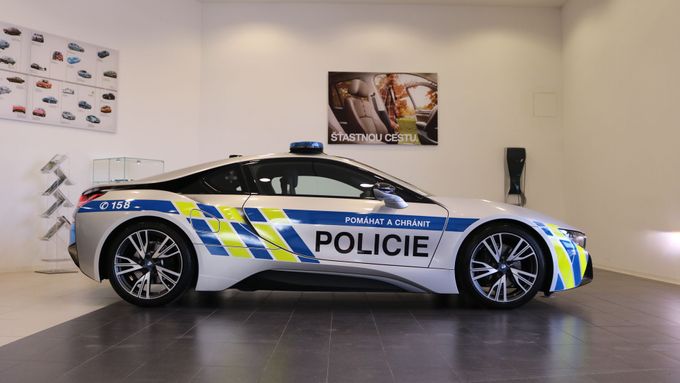 Foto: Policejní BMW i8 do detailu. Nově má kamerový systém a bude měřit rychlost