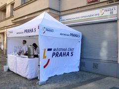 V Praze 5 lidem přicházejícím platit za parkovací oprávnění poskytovala místní radnice kávu zdarma.