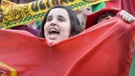 Portugalská fanynka slaví vítězství svých fotbalistů nad Čechy.