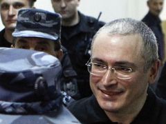 Eskorta odvádí od soudu Michaila Chodorkovského.