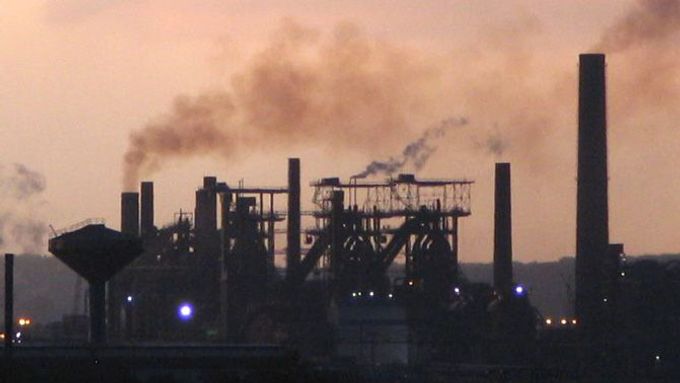 "Všichni máme strach. Jestli fabrika padne, my sní," bojí se zaměstnanci největší hutní firmy v Česku ArcelorMittal Ostrava.