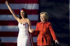 Hillary Clintonová předala Katy Perry charitativní ocenění. Lidé tleskali vestoje