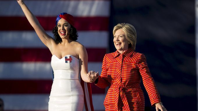 Hillary Clintonová (vpravo) s americkou zpěvačkou Katy Perry během americké prezidentské kampaně v roce 2016.