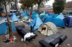 U Paříže policie vyklízí další tábořiště migrantů, přesune je do center a tělocvičen