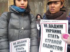 Diašová (vpravo) během protestu v roce 2012.