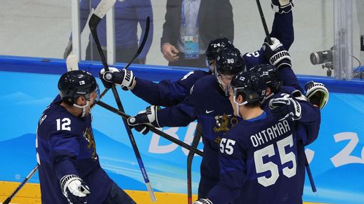 Finská radost z vyrovnávacího gólu Villeho Pokky ve finále olympijského turnaje