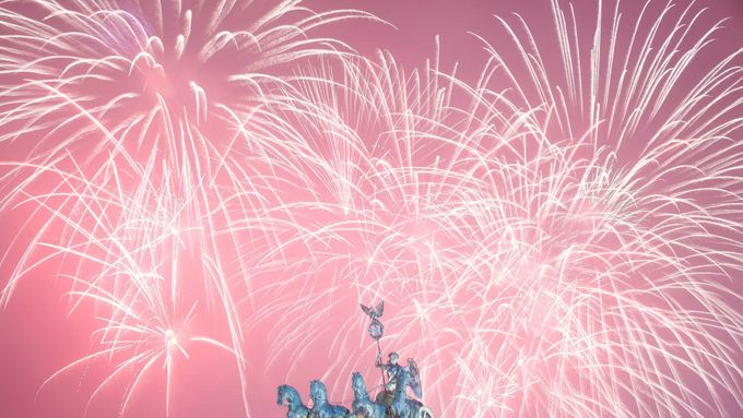 Obrazem: Čas petard a ohňostrojů. Oslavy příchodu roku 2016 obíhají zeměkouli