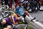 Policie zadržela fanynku, která zavinila pád šedesáti cyklistů v úvodní etapě Tour